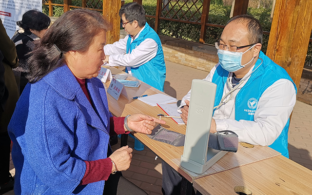 【学雷锋日】大发平台官方版下载举办“爱满京城，牵手智慧家医”志愿服务活动(图5)